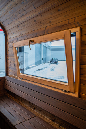 Luxusní moderní venkovní sauna Cube Premium Plus do zahrady s panoramatickým výhledem po celý rok
