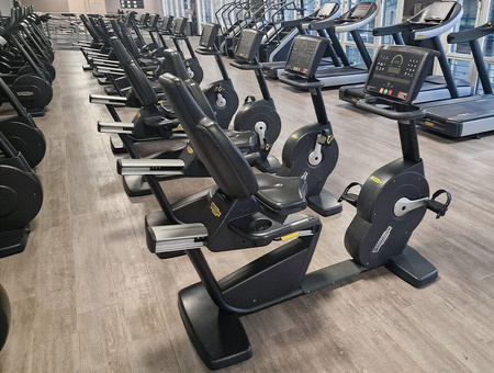 TECHNOGYM Excite 1000 LED легнал велосипед Използван/възстановен - перфектно състояние