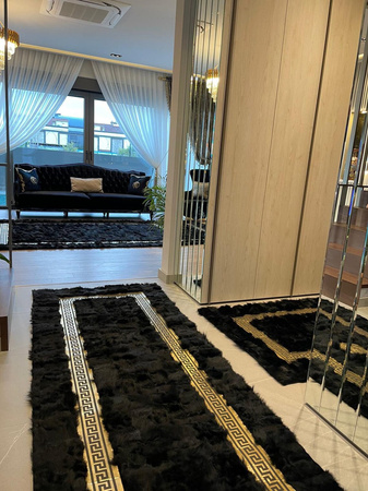 Ylellinen musta luonnon lampaannahkamatto - käsintehty, Versace-tyyliin