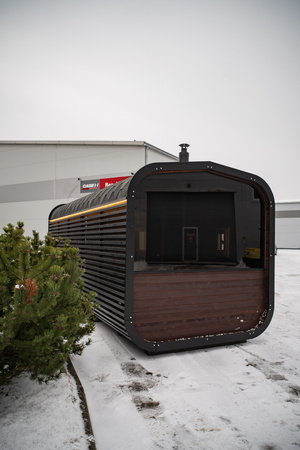 Luxuosa sauna externa moderna em formato de cubo Premium Plus para jardim com vista panorâmica durante todo o ano.