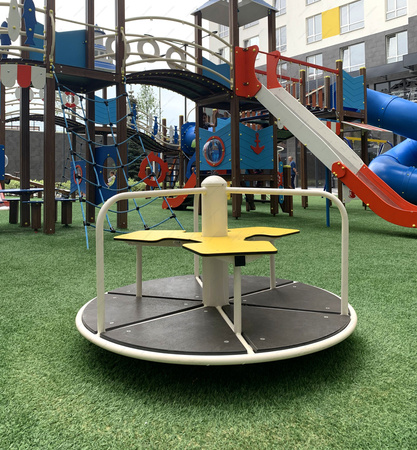 Karuselis 3 personām TE244-HPL - Rotaļu laukuma karuselis ar trim sēdvietām