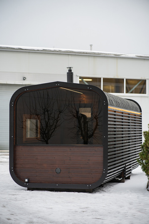 Luksuriøs moderne utendørs saunakube Premium Plus for hagen med panoramautsikt året rundt