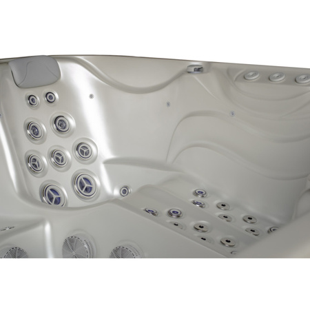 Dārza džakuzi vanna SPA560 220x220 cm - greznība un pilnīga atpūta jūsu dārzā