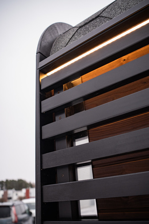 Sauna cúbica moderna y lujosa Premium Plus para exteriores, ideal para el jardín, con vistas panorámicas durante todo el año.