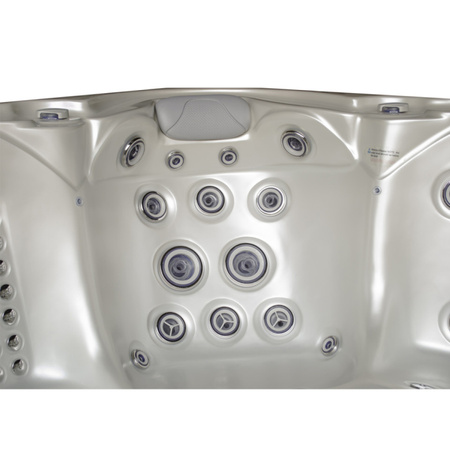 Dārza džakuzi vanna SPA560 220x220 cm - greznība un pilnīga atpūta jūsu dārzā