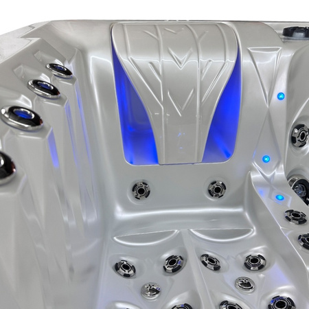 Jacuzzi til haven SPA747 F27 210x210 cm – komfort og elegance