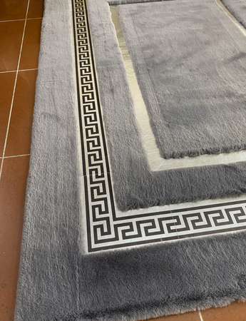 Gråt og sølvfarvet Versace-tæppe i plys - et luksuriøst og blødt tæppe til moderne indretning