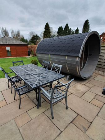 Barrel Sauna 330 med terrasse for 4 personer / Elektrisk eller vedfyrt Harvia komfyr / Skandinavisk gran av høy kvalitet (Thermowood)