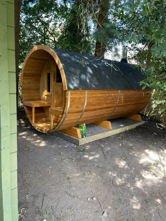 Sudová Sauna 400 Delux (Polmesiac Sklo) Vonkajšia pre 4 osoby / Elektrický Ohrievač alebo Ohrievač na Drevo Harvia 400 / Vysokokvalitný Škandinávsky Smrek (Thermowood)