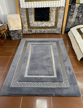 Tappeto Versace in felpa grigia e argento - un tappeto lussuoso e morbido per interni moderni