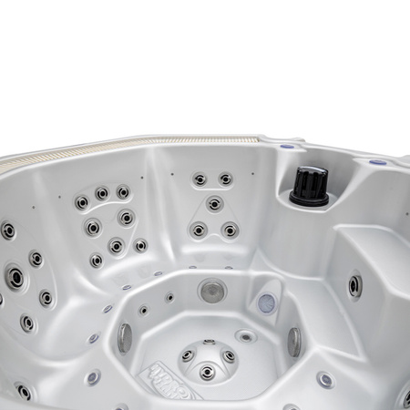 Vrtni jacuzzi SPA107 220x220 cm – luksuzna SPA kada za 6 osoba