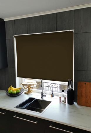 Roleta standardowa 180/Tkanina serii J z białym mechanizmem i obciążnikiem PCV