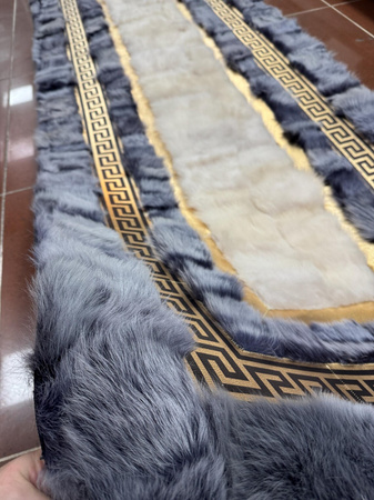 Luxusný prémiový koberec z ovčej kože - elegancia v štýle Versace