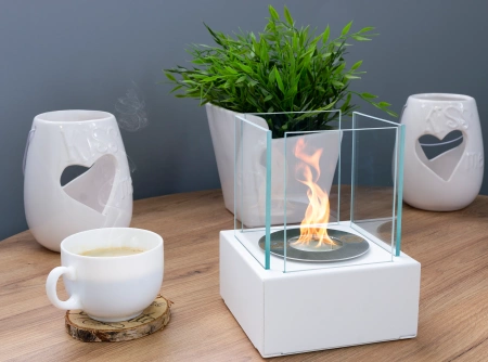 Șemineu pe bază de bioetanol inteligent, în alb mat texturat - un șemineu pe bază de bioetanol elegant și ecologic pentru camera de zi și balcon