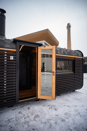 Sauna cúbica moderna y lujosa Premium Plus para exteriores, ideal para el jardín, con vistas panorámicas durante todo el año.