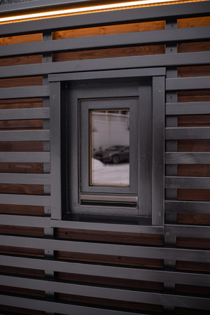 Luxuosa sauna externa moderna em formato de cubo Premium Plus para jardim com vista panorâmica durante todo o ano.