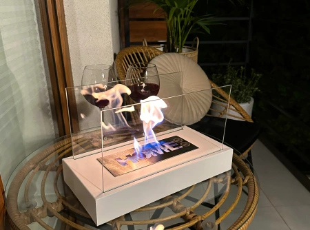 Vapaasti seisova biotakka Home white matt - tyylikäs, ekologinen savuton takka kotiin ja puutarhaan.