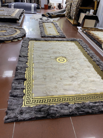 Wit en Grijs Luxe Vloerkleed van Echte Schapenvacht met Gouden Accenten - Handgemaakt Premium Vloerkleed in Versace Stijl voor Woonkamer en Slaapkamer