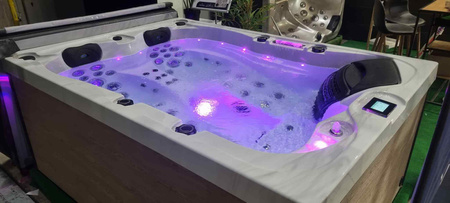 Moderns āra spa 2 personām ar 33 strūklu - labākā dārza džakuzi