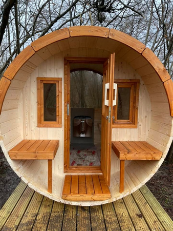 Sudová Vonkajšia Sauna 250 pre 4 osoby / Elektrický Sporák Harvia Alebo na Drevo / Vysoko Kvalitný Škandinávsky Smrek (Thermwood)