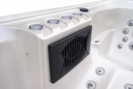 Kaasaegne 9-kohaline mullivann - ideaalne aiaspa perekonnale ja sõpradele.