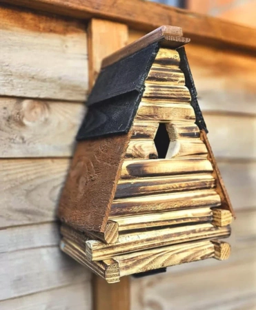 Skrinjica za gnezdo Alpine Rustic Cottage - ročno izdelana iz žganega lesa, 32 × 21 × 15 cm