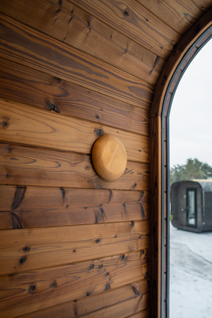 Luxuosa sauna externa moderna em formato de cubo Premium Plus para jardim com vista panorâmica durante todo o ano.