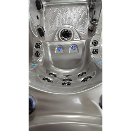 Utomhusjacuzzi SPA747 F27 210x210 cm – komfort och elegans