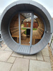 Sauna a botte da esterno 330 con terrazza per 4 persone / Stufa elettrica o a legna Harvia / Abete rosso scandinavo di alta qualità (Thermowood)