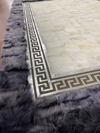 Luxusní koberec z pravé ovčí kůže s dlouhou kožešinou - ruční výroba, styl Versace