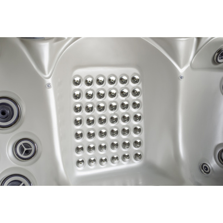 Dārza džakuzi vanna SPA560 220x220 cm - greznība un pilnīga atpūta jūsu dārzā