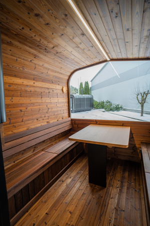 Sauna cúbica moderna y lujosa Premium Plus para exteriores, ideal para el jardín, con vistas panorámicas durante todo el año.