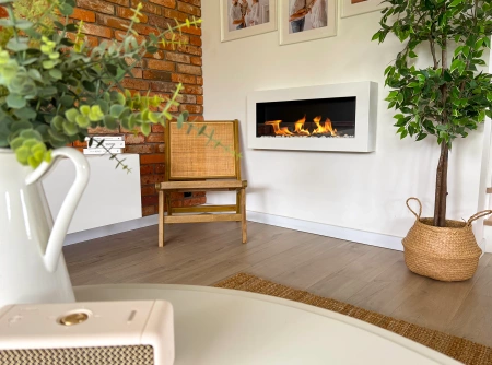 Lareira a bioetanol suspensa com vidro 900 × 400 – acabamento branco fosco texturizado para o seu conforto