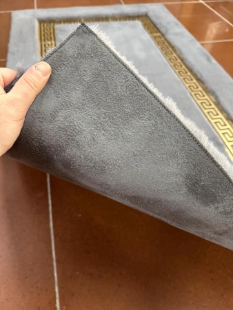 Handgjord grå plyschmatta i VERSACE-stil - lyxig inredning för vardagsrum eller sovrum