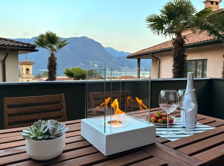 Sunset Garden Mini șemineu cu bioetanol de sine stătător în alb mat - șemineu cu bioetanol compact, fără fum, pentru interioarele mici și balcoane