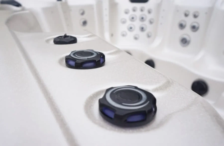 Kaasaegne 9-kohaline mullivann - ideaalne aiaspa perekonnale ja sõpradele.