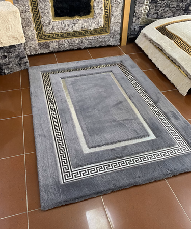 Gråt og sølvfarvet Versace-tæppe i plys - et luksuriøst og blødt tæppe til moderne indretning