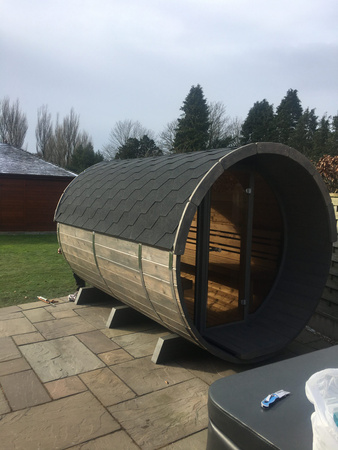 Sudová Sauna 330 s Terasou pre 4 Ssoby / Elektrický Sporák Harvia Alebo na Drevo / Kvalitný Škandinávsky Smrek (Thermowood)