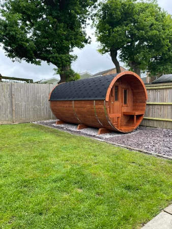 Sauna Extérieur Sauna Tonneau 400 pour 7 Personnes / Poêle Électrique Harvia ou à Bois Harvia / Épicéa Scandinave de Haute Qualité (Thermwood) | Wellness | Relax | SPA | Verre Panoramique | Minimalisme Élégant