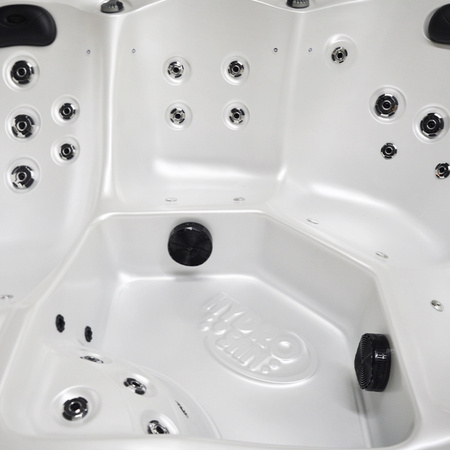 Vrtni jacuzzi SPA750 200x200 cm - udobje in sprostitev na vašem vrtu