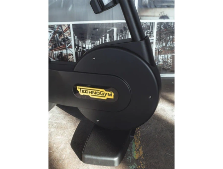 TECHNOGYM New Excite 700 LED pokončno kolo Rabljeno/registrirano - Odlično stanje