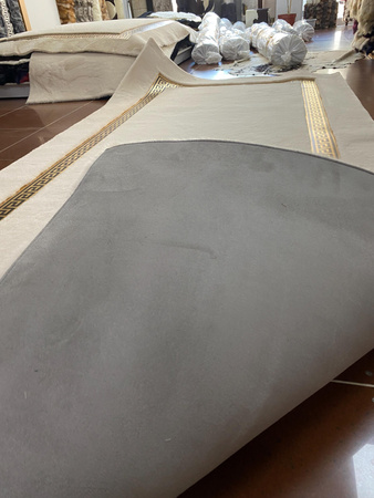 Кремав луксозен плюшен килим в стил Версаче - ръчно изработен от естествена овча кожа, елегантен и мек за дневна и спалня