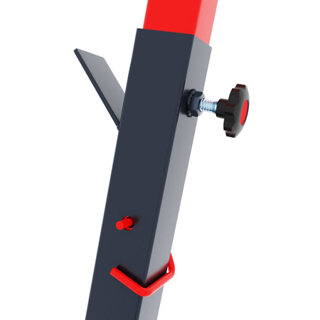 Eine Trainingsbank mit einem Satz Hanteln und Gewichten