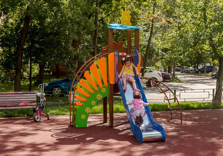 Dětské hřiště Playground complex „Steamlet” TE701 – souprava s věží, skluzavkou a obloukovým žebříkem, pro max. 8 dětí, série Fairytale Forest