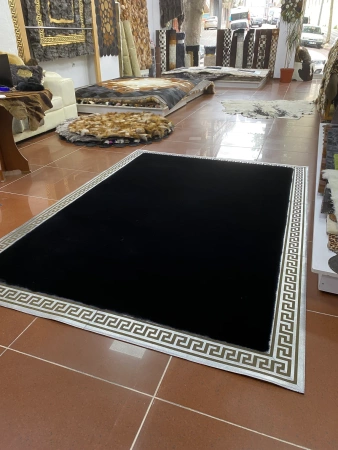 Luxusní ručně vyráběný koberec - černý plyšový koberec se zlatým vzorem měkký, elegantní, jedinečný ve stylu VERSACE STYLE