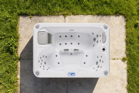 Luksusa Jacuzzi OF-3002 Pro – Luksusa 3-vietu SPA ar hidromasāžu, Bluetooth un LED apgaismojumu.