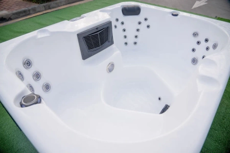 Štvorosobové vonkajšie jacuzzi Geniss ZR7103 – Wellness SPA pre vilu a záhradu, vírivá vaňa s hydromasážou pre 4 osoby