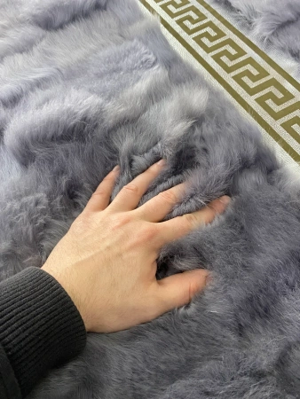 Lyxig naturlig fårskinnsmatta - en elegant handgjord matta i VERSACE-stil