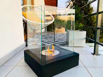 Șemineu cu bioetanol de sine stătător Sunset Garden în negru structural mat - un șemineu cu bioetanol modern, ecologic pentru casă și terasă