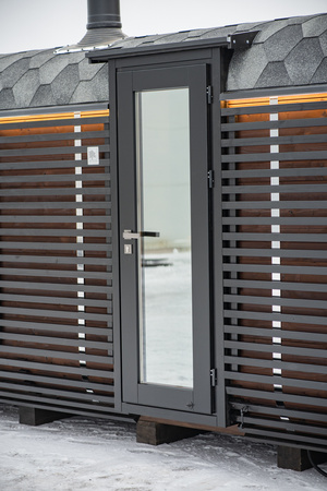 Luxuriöser, moderner Outdoor-Saunawürfel Premium Plus für den Garten mit Panoramablick das ganze Jahr über